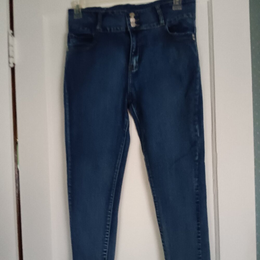 H & Y Women's slenderizing Jeans with embroidered back pockets Junior Size 17/18
